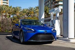 toyota mirai limited azul frente parado abastecendo em posto de hidrogenio
