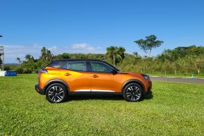 peugeot e2008 2023 laranja lateral