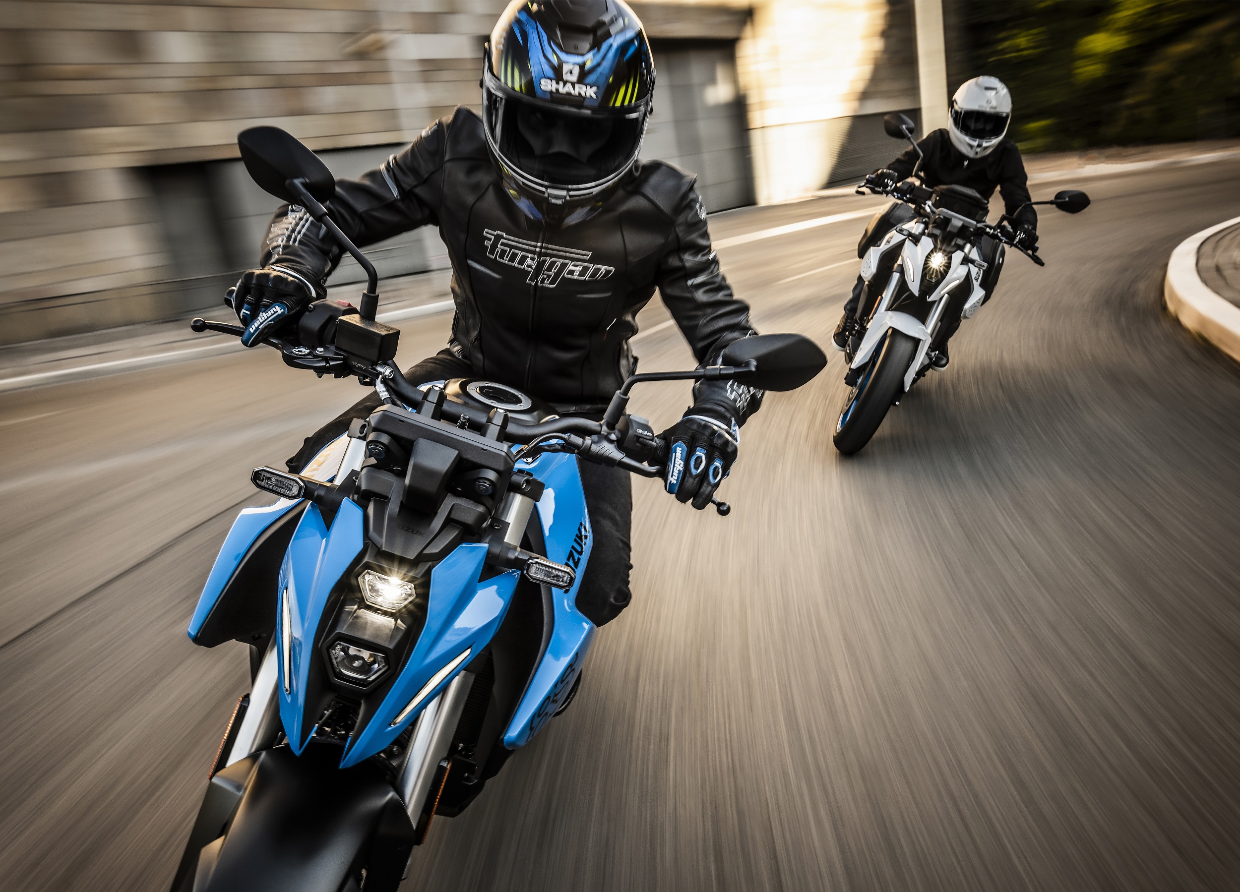 Suzuki lança motocicletas GSX8S e VStrom 800DE um modelo em dois