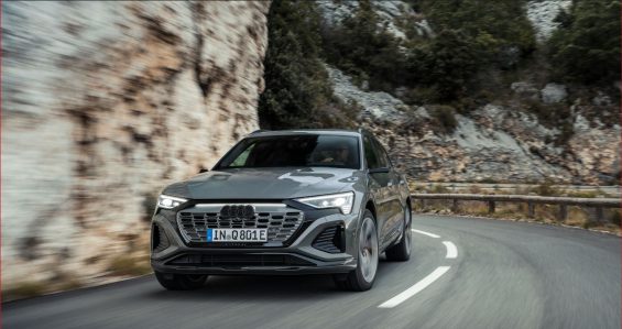 audi q8 e tron cinza frente em movimento estada