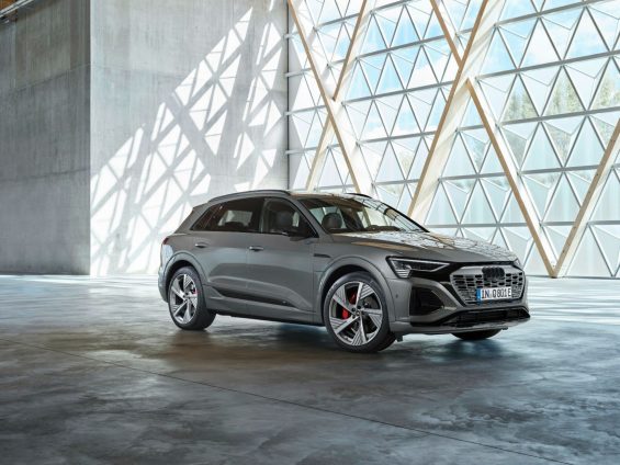 audi q8 e tron cinza frente parado 2