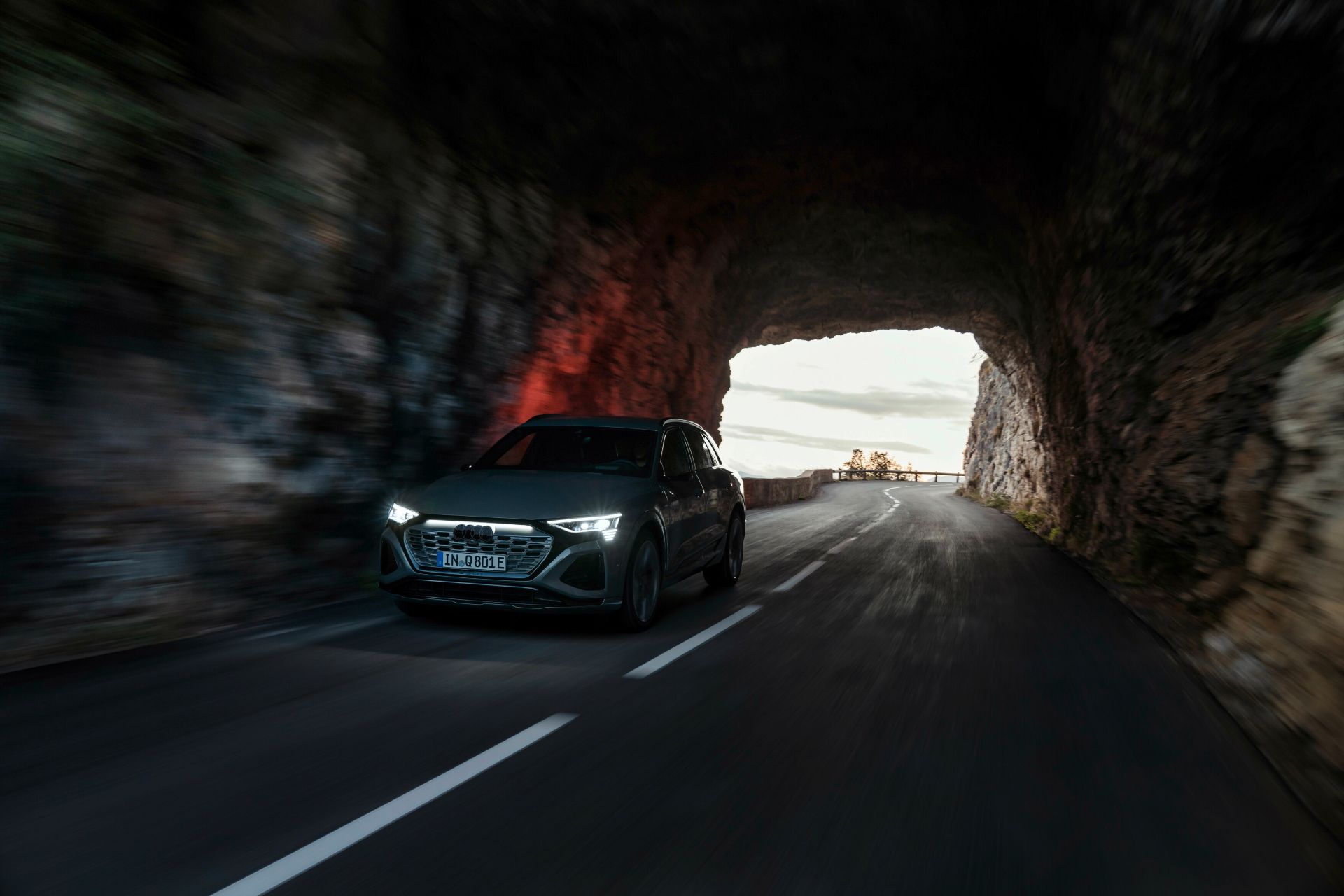 audi q8 e tron cinza frente tunel