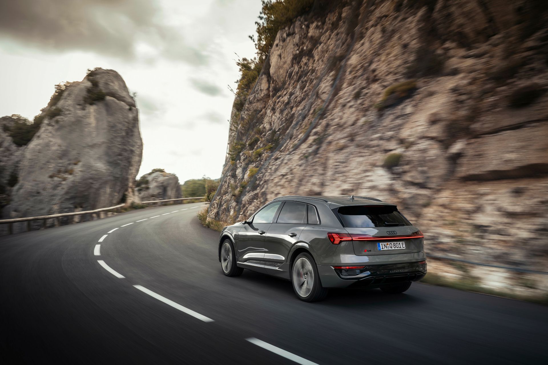 audi q8 e tron cinza traseira em movimento estrada