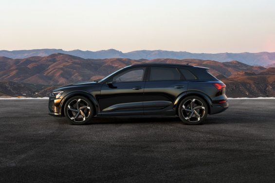 audi q8 e tron s preto lateral parado