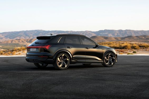 audi q8 e tron s preto traseira parado