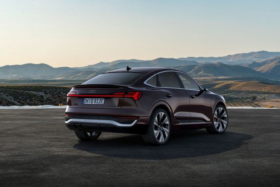 audi q8 e tron sportback marrom traseira parado 2