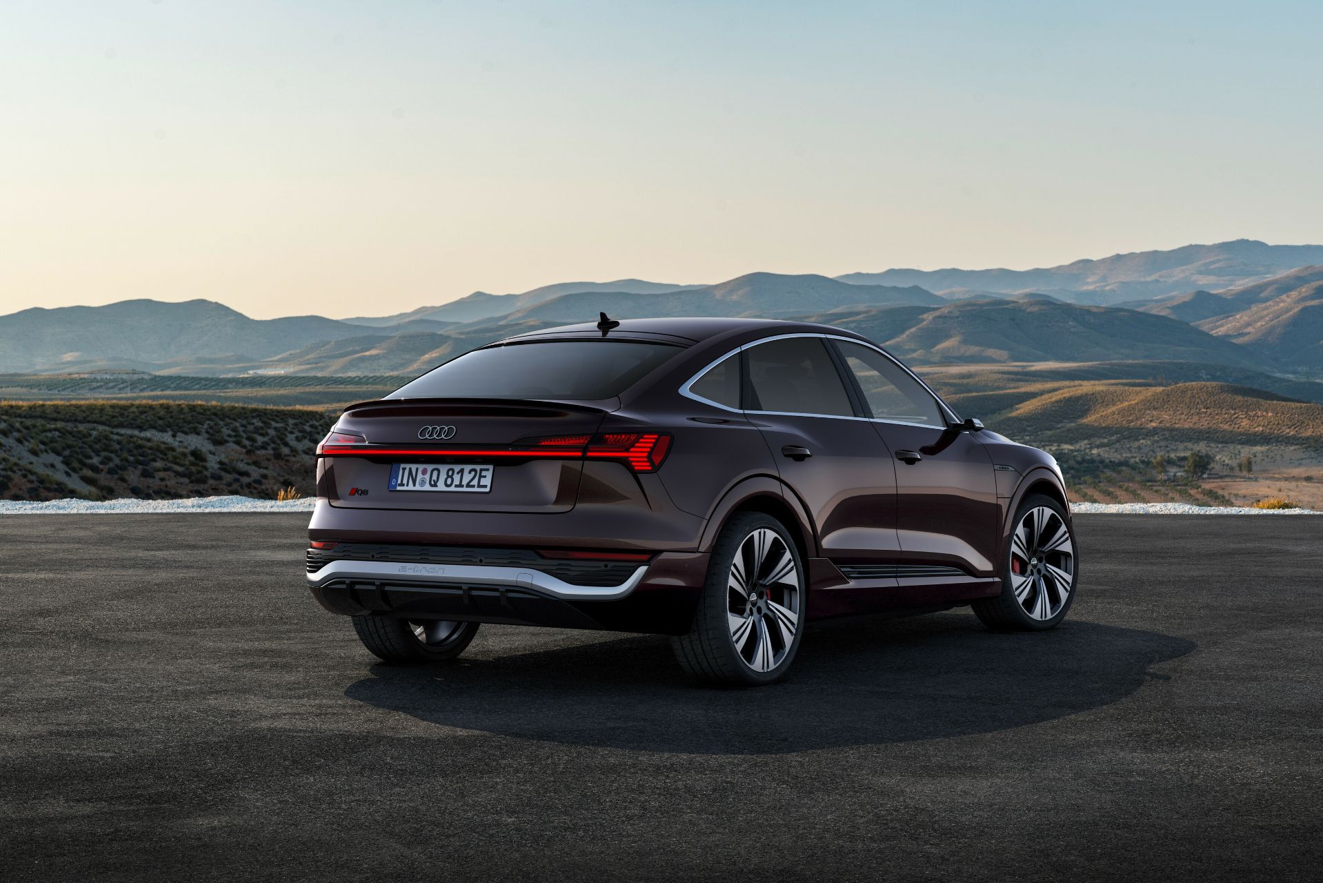 audi q8 e tron sportback marrom traseira parado 2