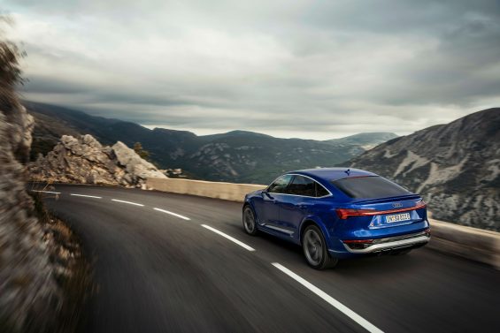 audi q8 e tron sportback s azul traseira