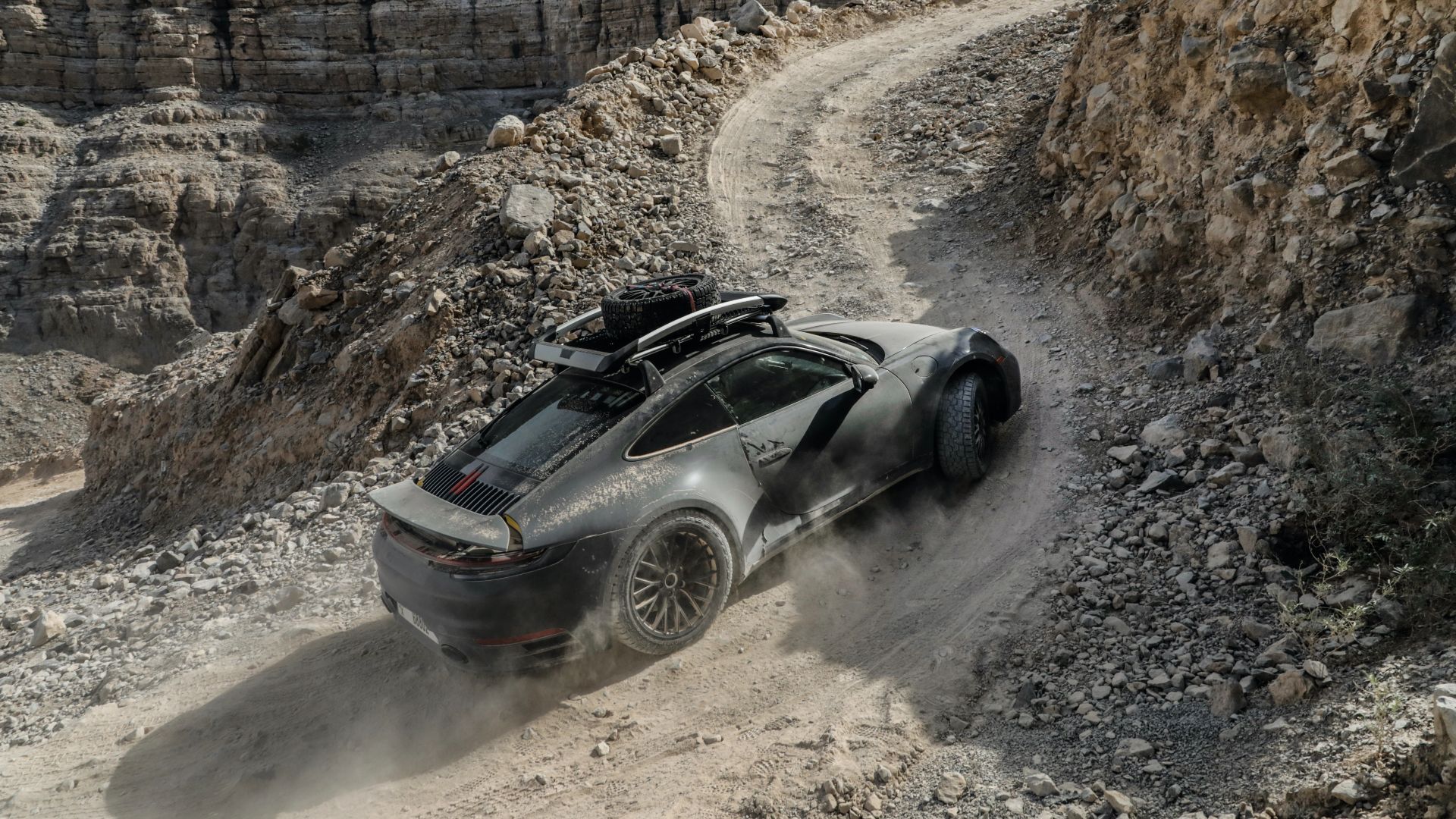 porsche 911 dakar sendo testado em pista de rali