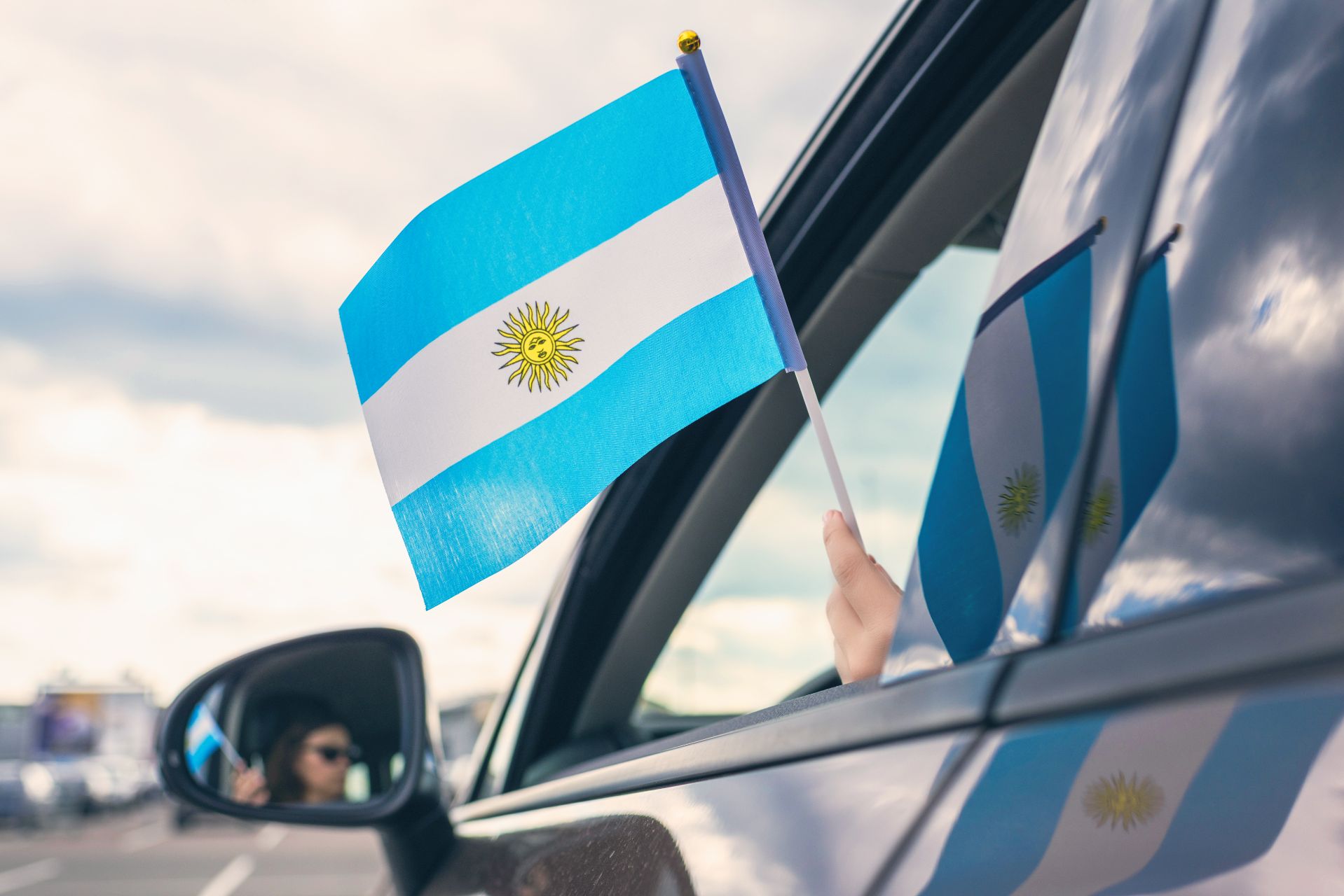shutterstock carro com bandeira da argentina na janela