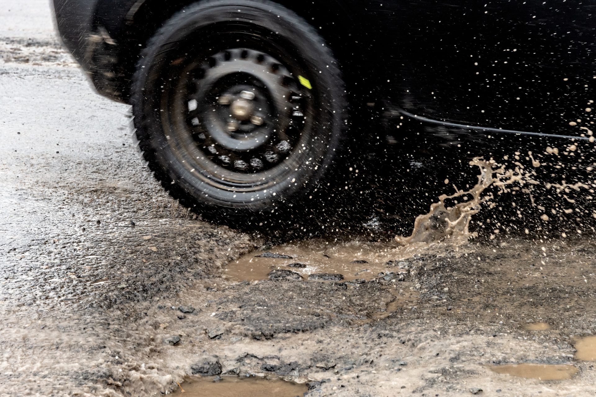 carro passando por buraco com agua