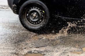 carro passando por buraco com agua 1