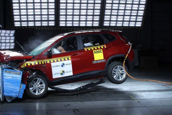 chevrolet tracker 2023 vermelho crash test frontal