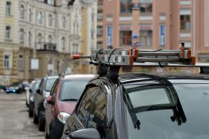 shutterstock carro com escada no rack do tero estacionado em rua