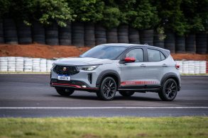 fiat pulse abarth cinza strato correndo em pista