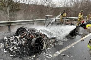2022 tesla model s fire morris t fogo 45 mil litros agua