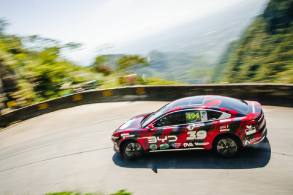 byd han ev vermelho subida de montanha serra do rio do rastro