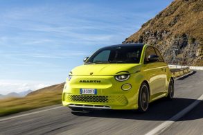 novo abarth 500 eletrico frente rodovia