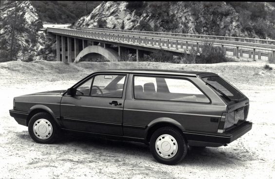 volkswagen fox wagon traseira foto em preto e branco