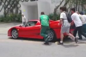 ferrari f50 sendo empurrada no brasil