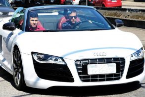 neymar dirige audi r8 gt spyder 2012