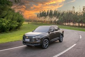 chevrolet nova montana premier 2023 marrom frente em moviemnto