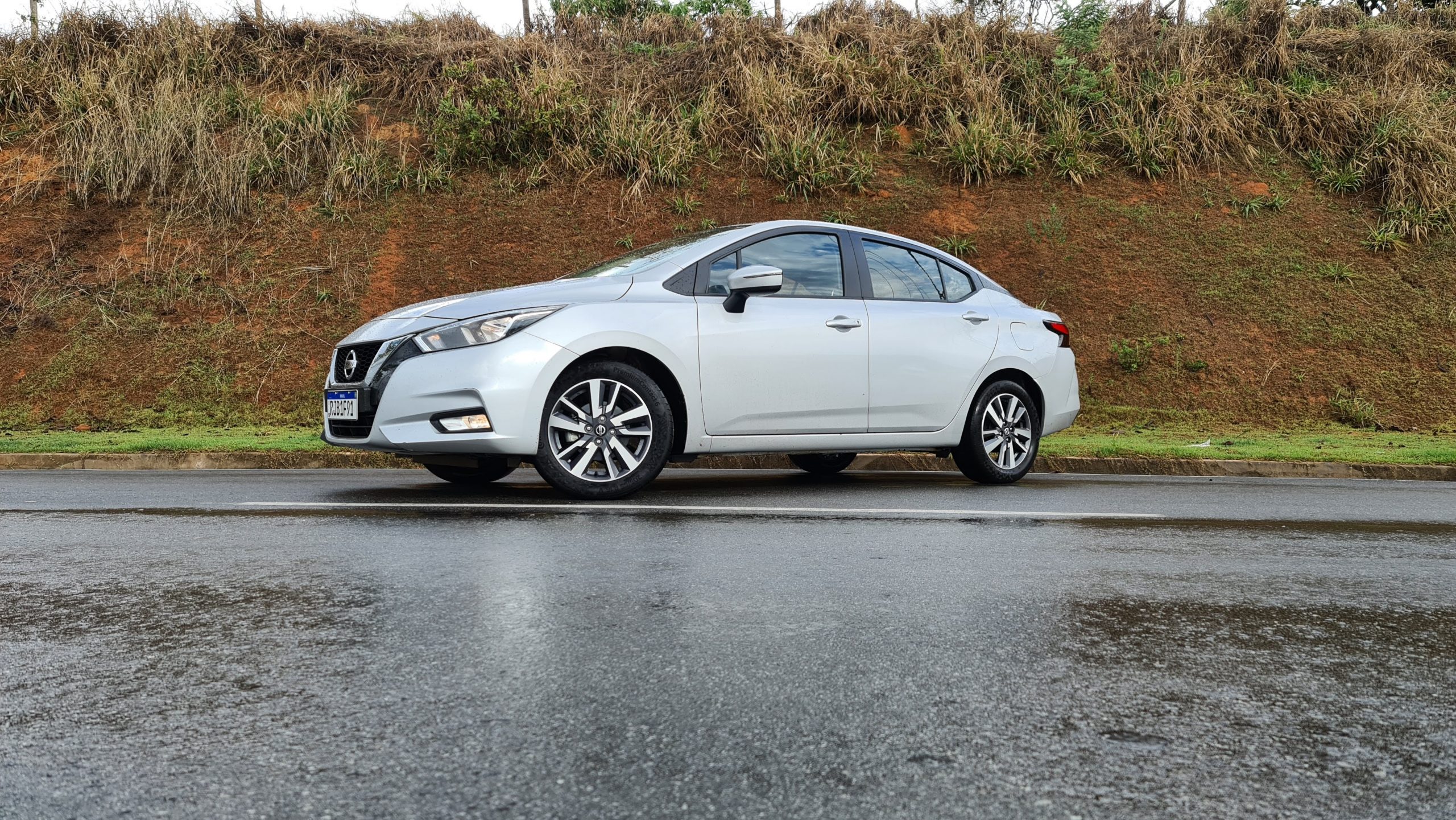 nissan versa 2022 prata tres quartos