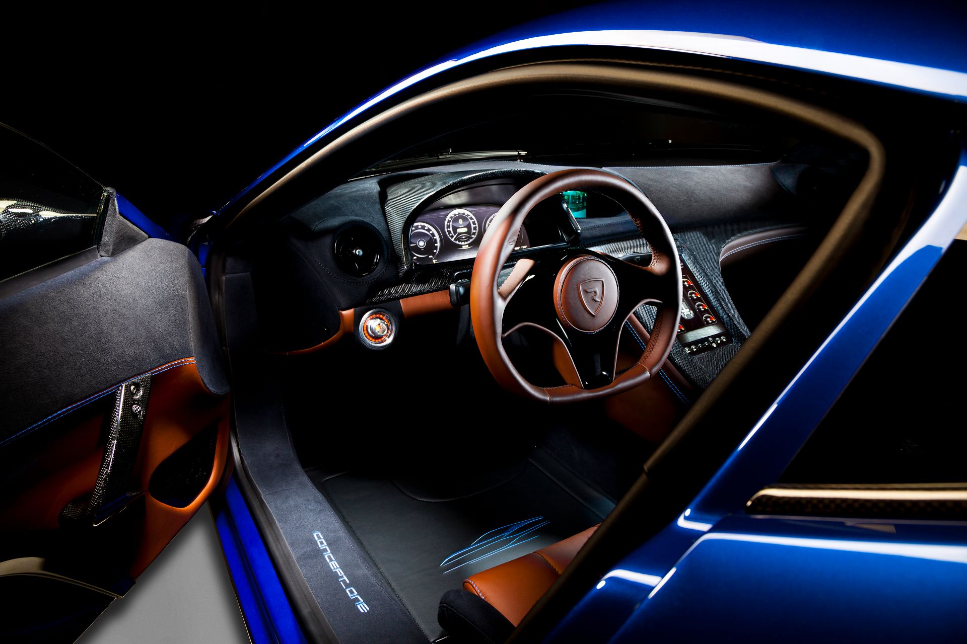 rimac concept one azul com porta aberta mostrando o interior