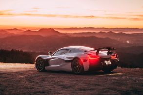 rimac nevera branco parado por do sol com montanhas ao fundo
