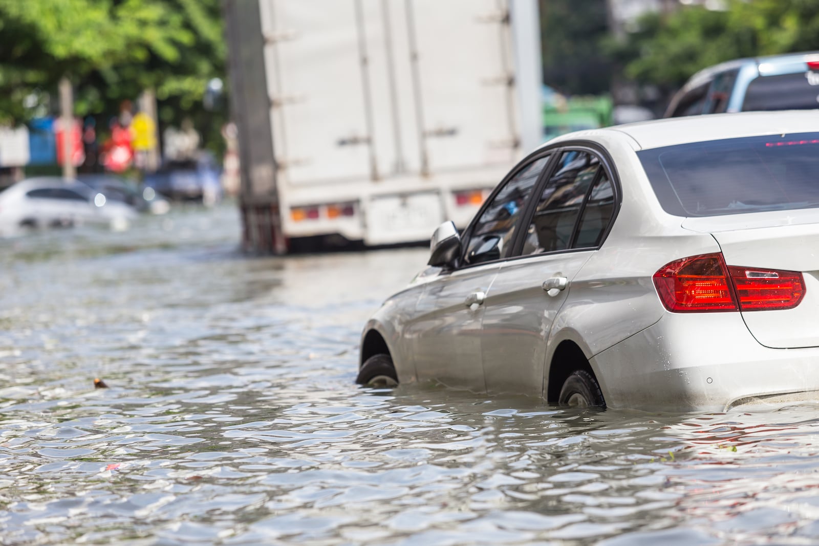 Saiba o que fazer com o carro em caso de chuva forte, alagamento ou enchente