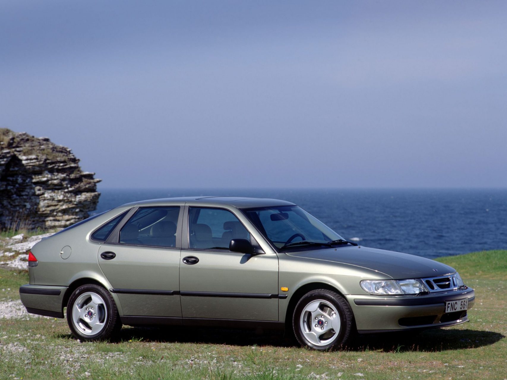 saab 9 3 verde claro em gramado