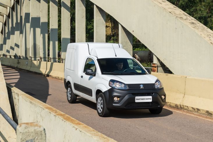 peugeot partner rapid branco frente passando em ponte