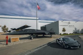 mclaren artura ao lado dos avioes dark star e f117 na lockheed martin nos eua