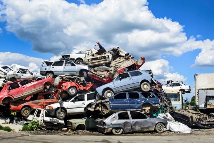 pilha de carros em ferro velho para remocao de pecas