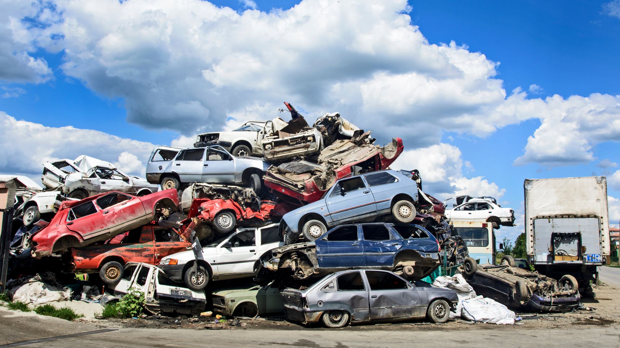 pilha de carros em ferro velho para remocao de pecas