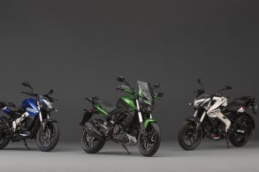 três motos Bajaj Dominar