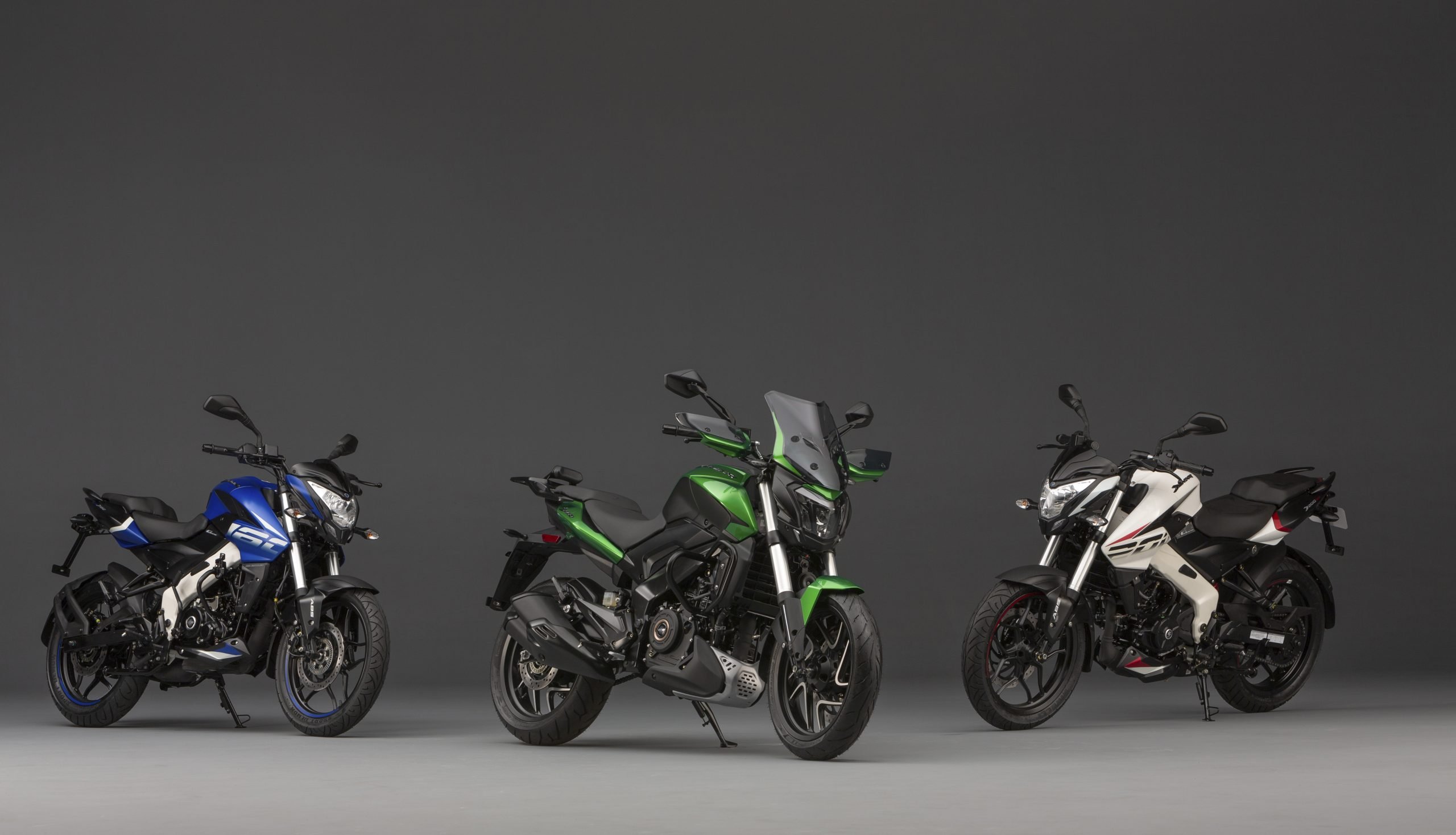 três motos Bajaj Dominar