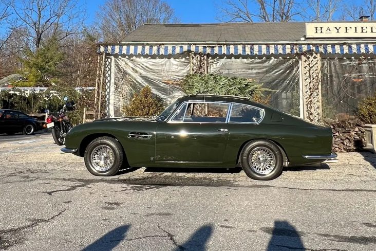 aston martin db6 verde arvore teto lateral