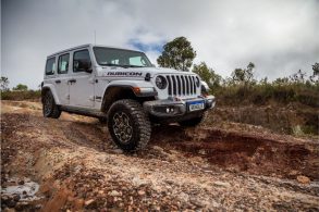 jeep wrangler rubicon branco 2023 em trilha off road