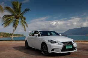 lexus is 250 f sport branco frente parado