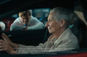 Comercial polêmico da Volkswagen: velhinha do Golf de carro novo