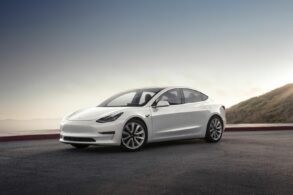 tesla model 3 branco frente parado