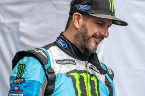 shutterstock piloto de rali ken block usando macacao e bone com patrocinio da monster energy drink