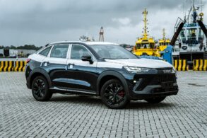 gwm haval h6 gt preto frente em porto com protecao branca sobre a pintura