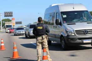 agente da prf em operacao em rodovias federais foto: PRF divulgação