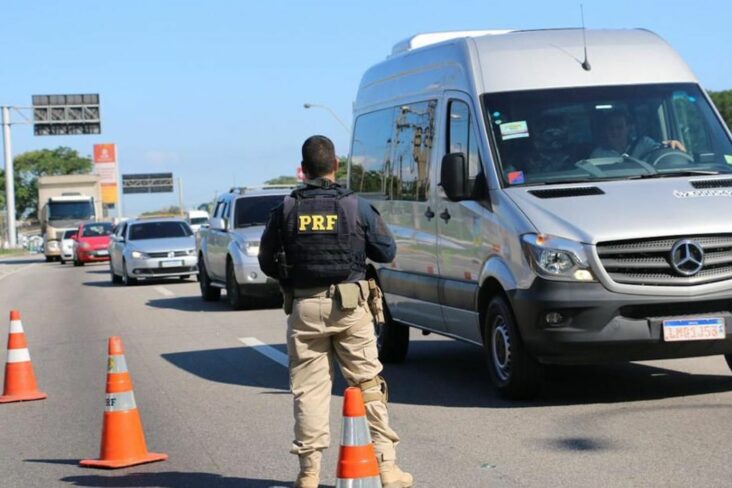 agente da prf em operacao em rodovias federais foto: PRF divulgação