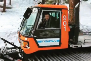 ator jeremy renner dirigindo snowcat