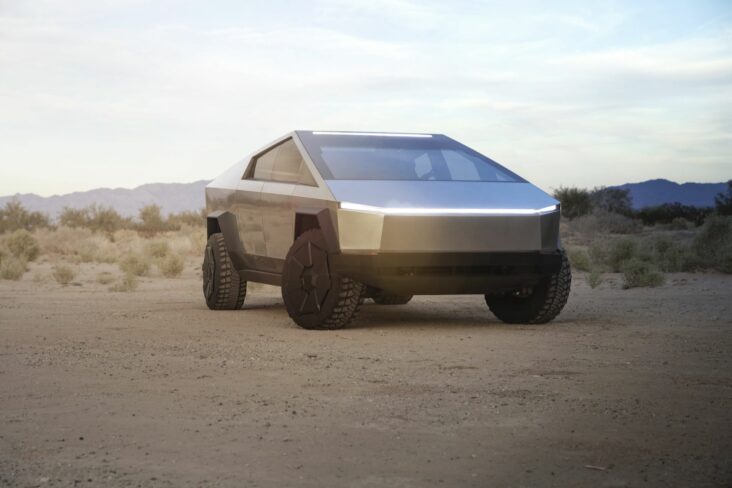 tesla cybertruck conceito frente parado em deserto