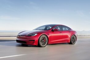 tesla model s plaid 2021 vermelho em movimento