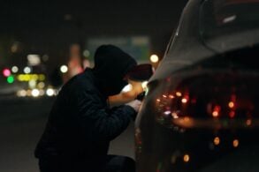 shutterstock ladrao arrombando a porta de um carro